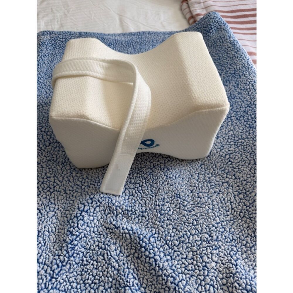 Memory Foam Knee Pillow with Strap - White